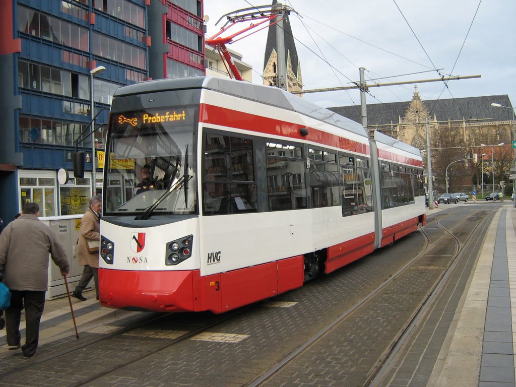 Die Neue an der Haltestelle Fischmarkt