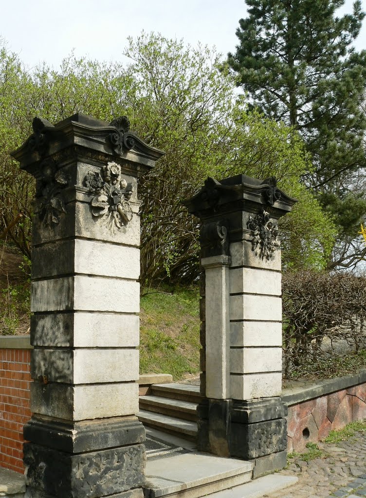 Schloss Altenburg  - Die Eingangssäulen des Tors zum Schlosspark