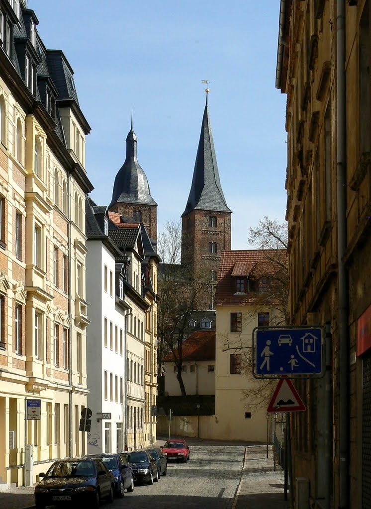 Altenburg - Blick auf das Wahrzeichen der Stadt - die Roten Spitzen, durch das Brückchen