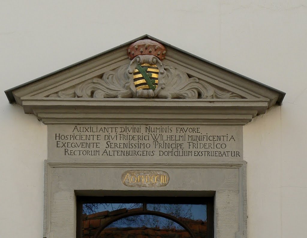 Altenburg - Blick auf das Wappen und die Inschrift am Eingang des Pfarramts der Brüderkirche