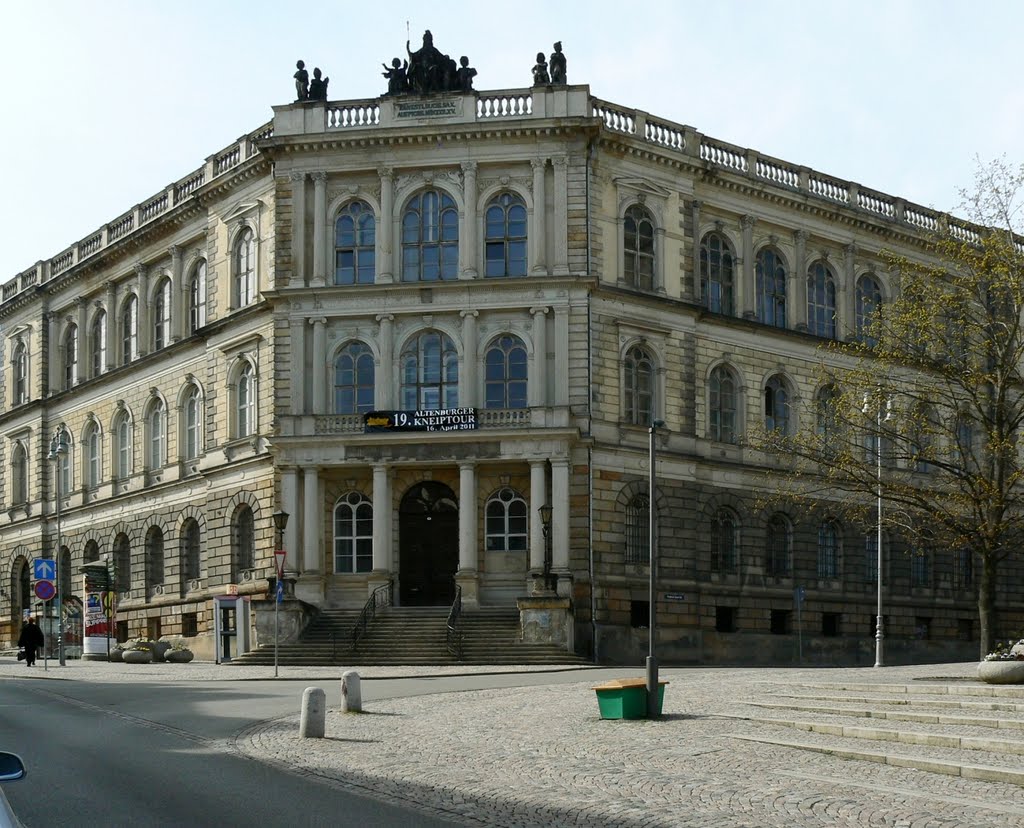 Altenburg - Die Herzogliche Landesbank erbaut 1865 mit der Saxonia sowie weiteren allegorischen Firguren auf dem Dach