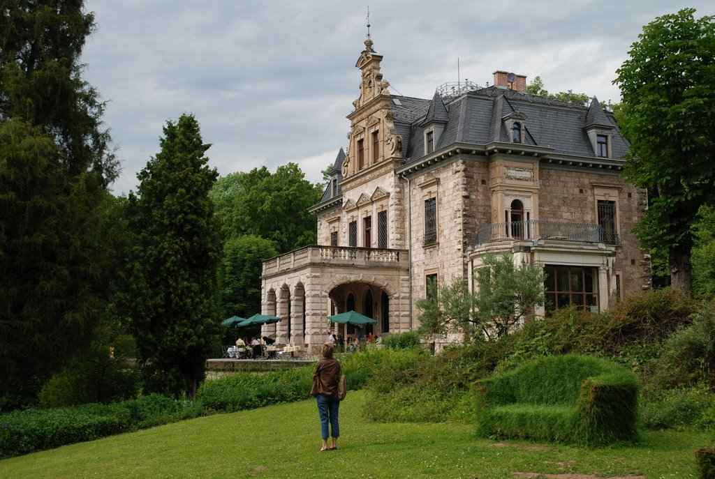 grünes Sofa vor Villa Haar im Ilmpark