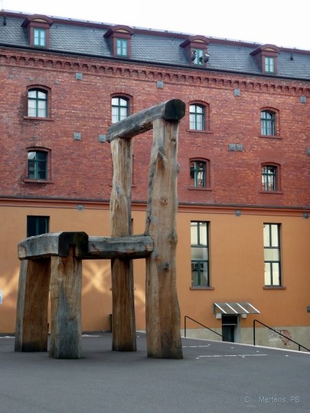 Stuhl vor Schwarz-Rot-Gold