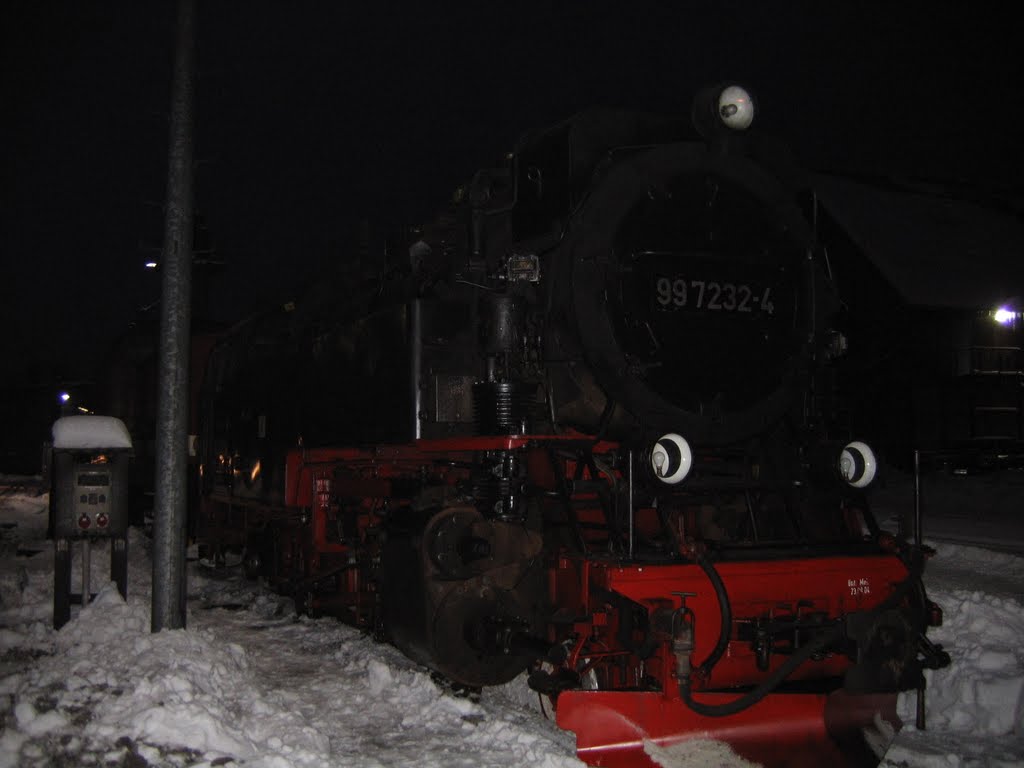 Das heisse rote Ungeheuer zischt durch die eiskalte, dunkle Nacht...