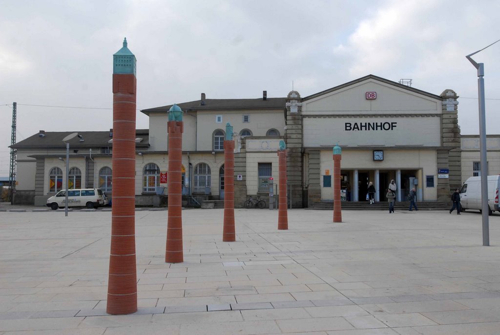 Gotha Hauptbahnhof - Vorplatz mit Stelen von Ulf Hegewald