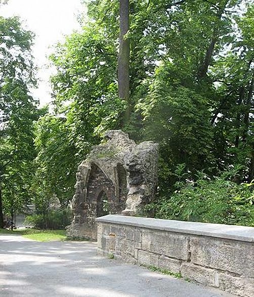 die Ruinen einer alten Burg in der englischen Park