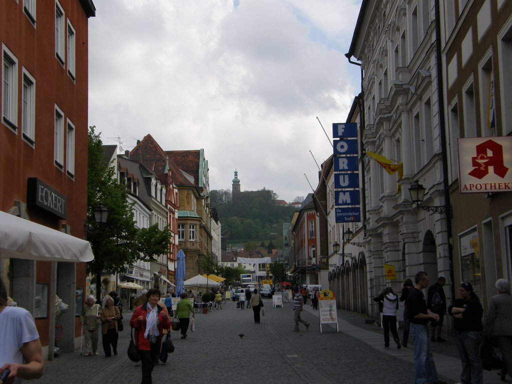Blick auf Mariahilfberg auf Bahnhofstraße, Amberg, Deutschland