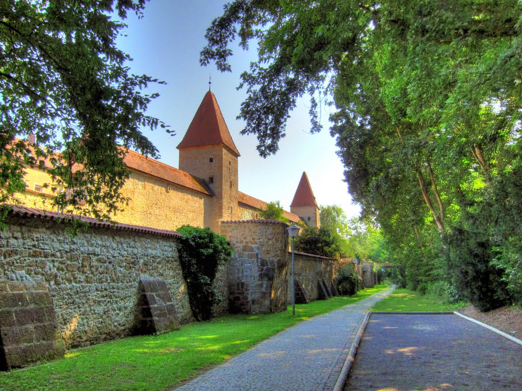 Hinter der Stadtmauer