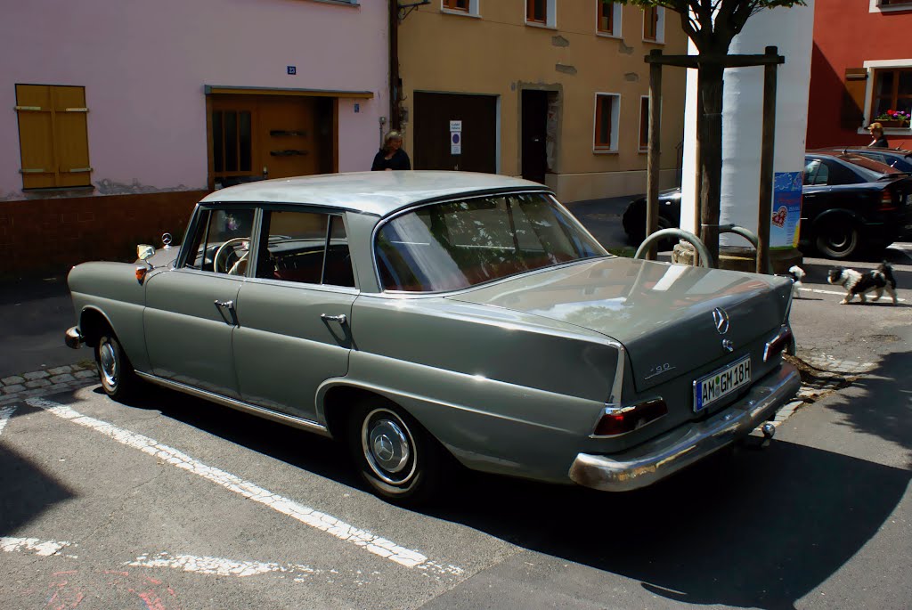 Frühen 60s Vintage Mercedes 190 auf Paradeplatz.