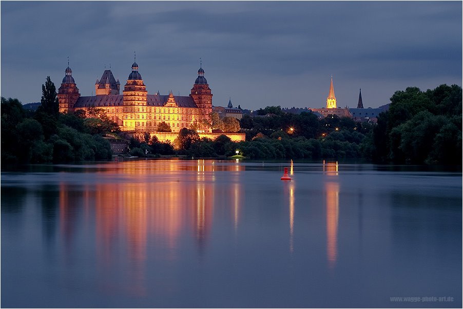 Blick von der Ebertbruecke auf Schloss Johannisburg