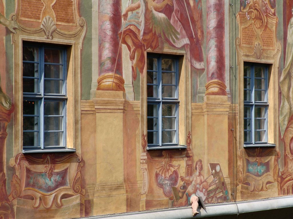 Fassade Altes Rathaus mit herauswachsendem Fuß