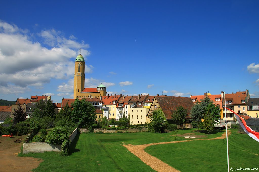Böhmerwiese mit der Kirche St. Otto im Hintergrund