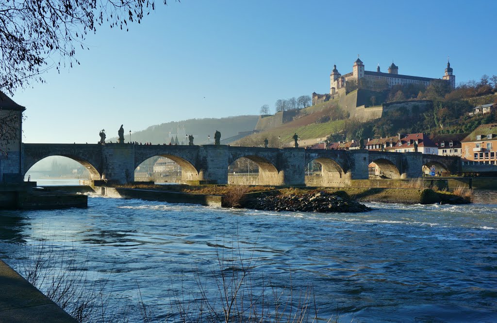 Würzburg  - Alte Mainbrücke und Festung in der Wintersonne - Old Bridge and Fortress Marienberg in the Winter Sun