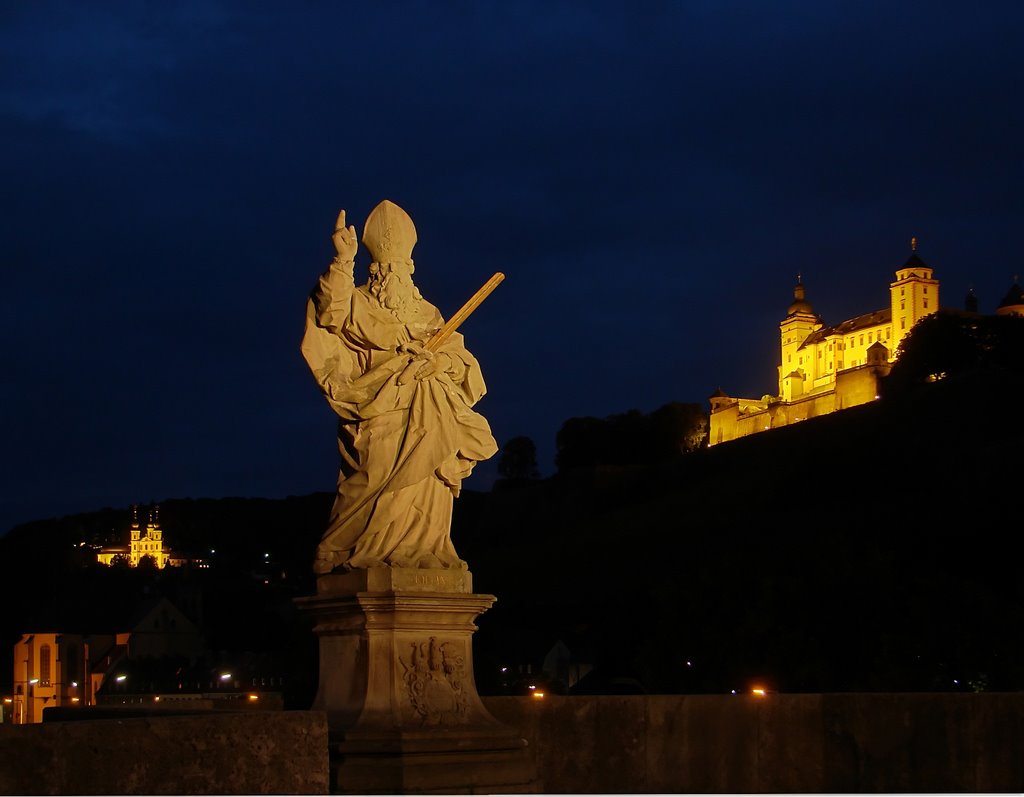 St. Kilian mit Veste Marienberg und Käppele von Alter Mainbrücke bei Nacht, Würzburg