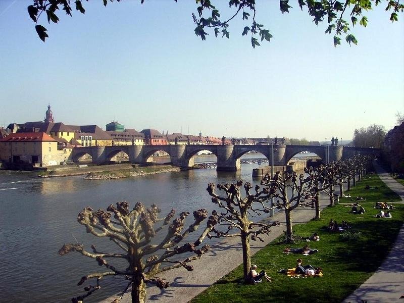 Blick auf die Alte Mainbrücke