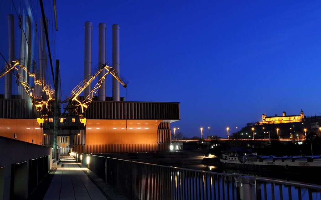Nachtaufnahme: Alter Kran im Alten Hafen
