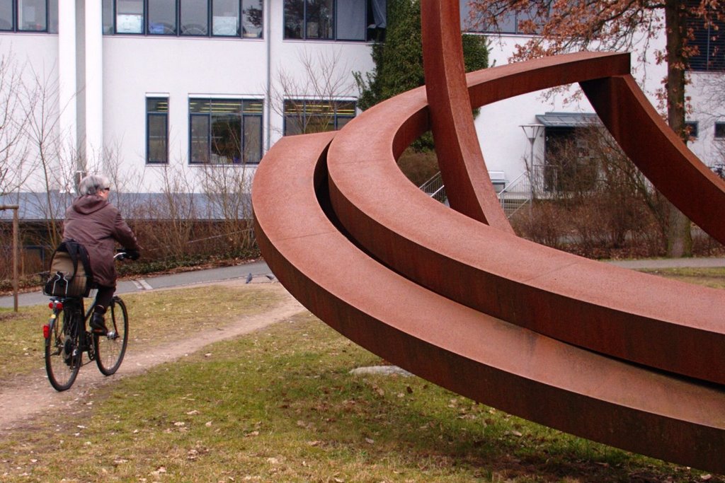 Rostiges Stahlmonster bedroht Radfahrerin