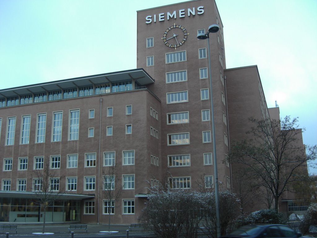 Der Himbeerpalast der Siemens in Erlangen (Blick nach NNW)