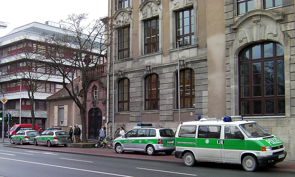 Die Polizei umzingelt das Christian-Ernst-Gymnasium