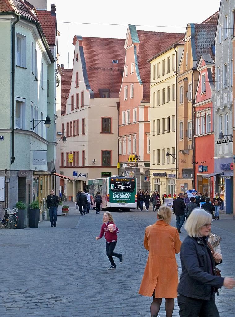 Egyszercsak megjelent egy busz a sétálóutcán - szép lassan, csendben, mintha csak ő maga is gyalogos lenne