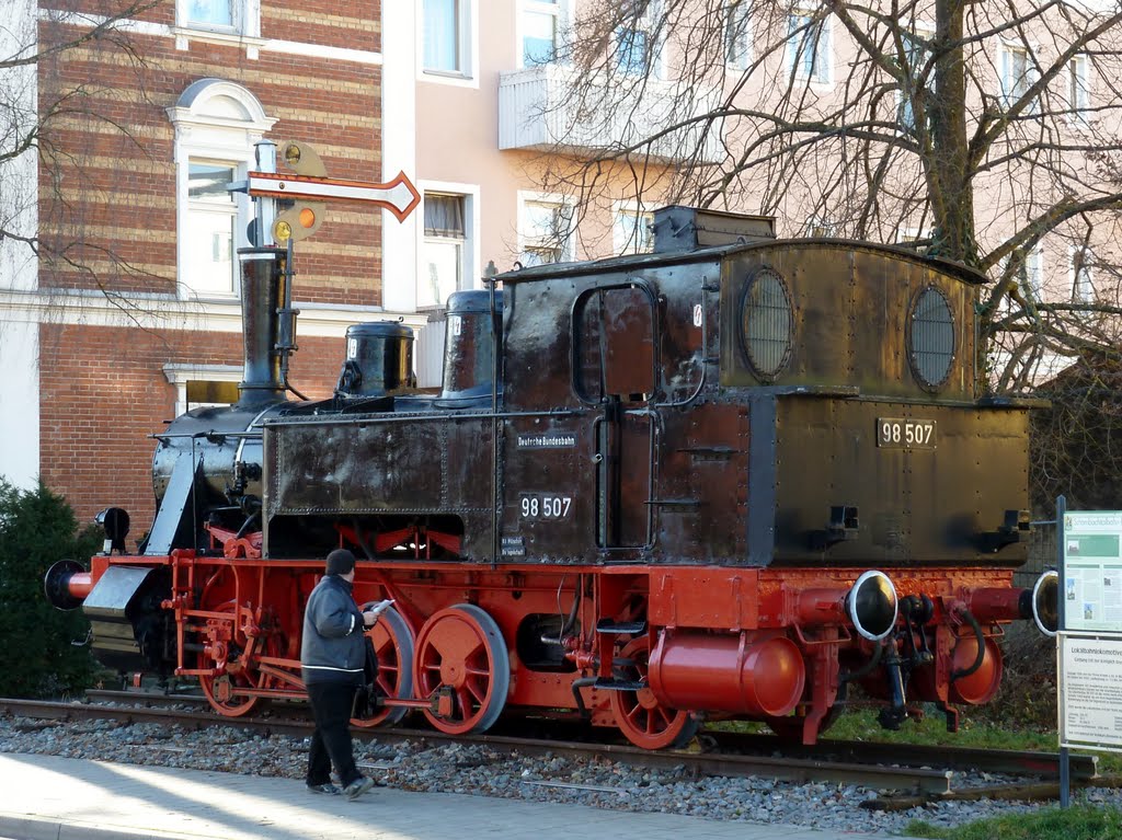 Alte Lok vor dem Hauptbahnhof Ingolstadt