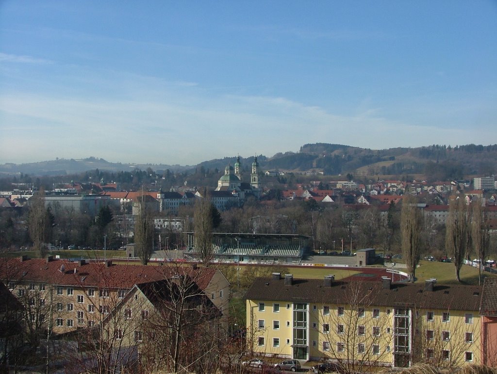 Blick über das Illerstadion auf Lorenzkirche und Residenz