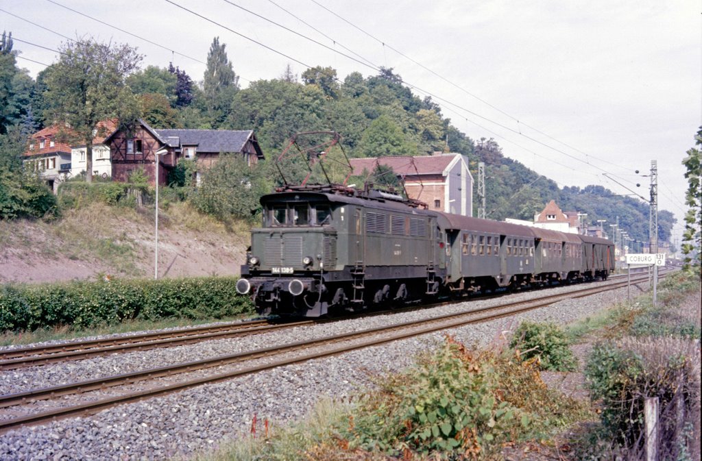 144 138 mit Nahverkehrszug nach Lichtenfels (1983) (pb)