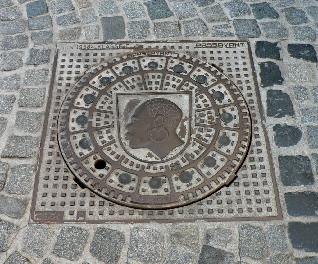 Das Coburger Wappen mit dem Hl. Maurizius auf einem Gully-Deckel