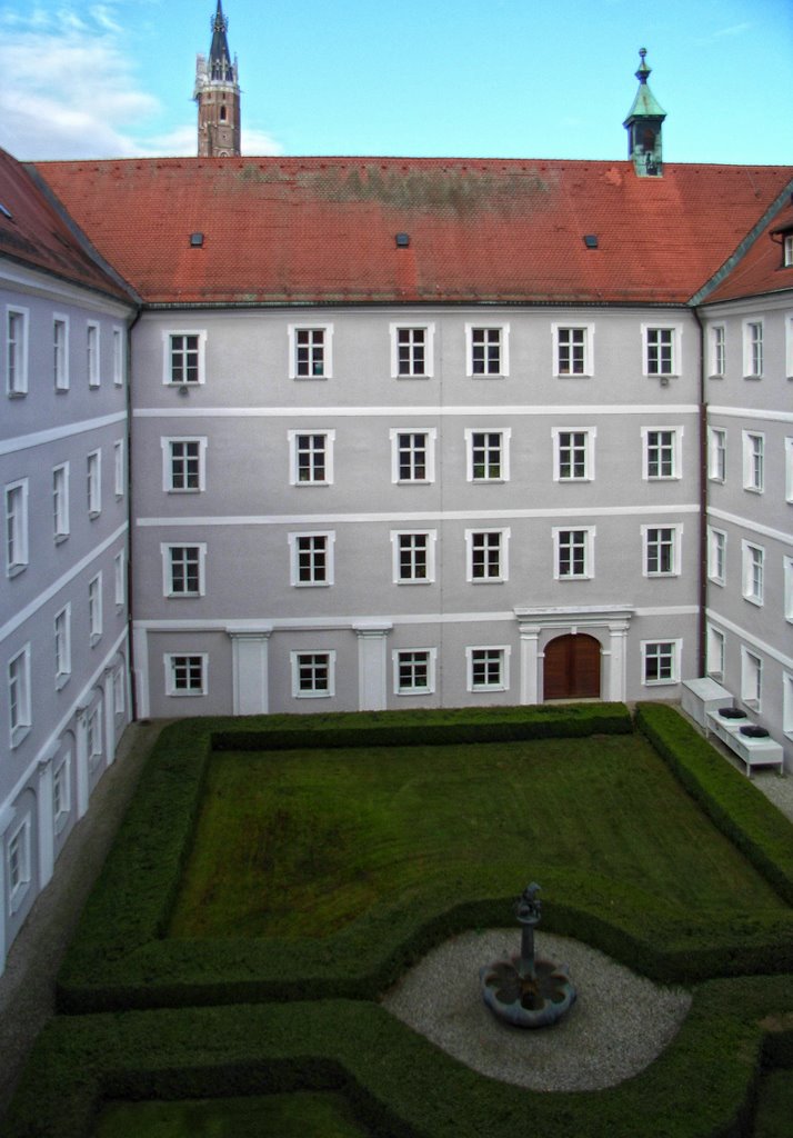 Innenhof des ehemaligen Jesuitenklosters, links Turm der Martinskirche, Landshut