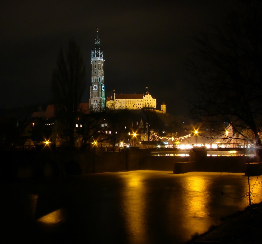 #03 Martinskirche und Burg Trausnitz bei Nacht vom Isarufer aus, Landshut