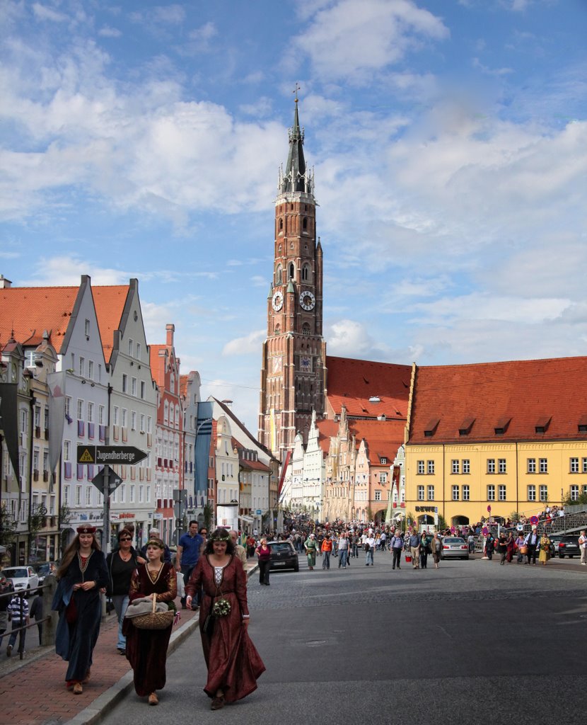 Edeldamen auf dem Weg zum Zehrplatz mit Martinskirche, Landshut