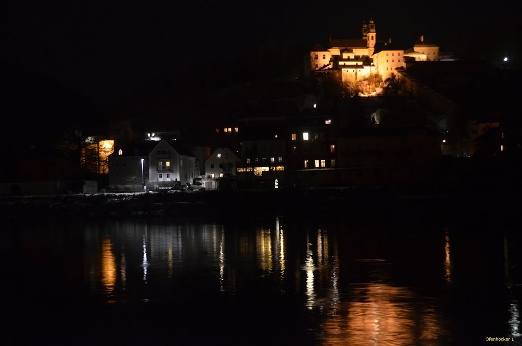 Kloster Mariahilf spiegelt sich im Inn.