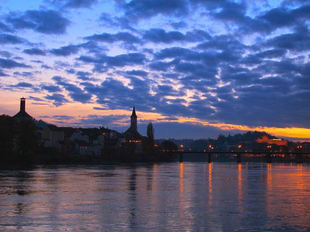 Passau è una città unica al mondo perchè si trova alla confluenza di 3 fiumi provenienti da tre diversi punti cardinali (lInn da sud, il Danubio da ovest e lIlz da nord) e che, dopo essersi incontrati, proseguono insieme in una nuova direzione.