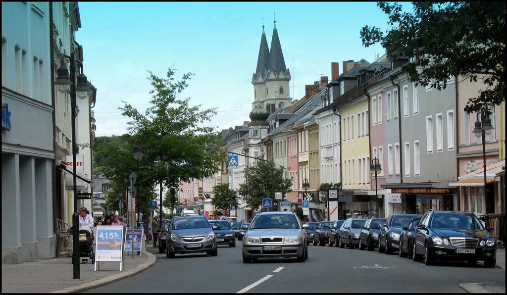 Blick in die Ludwigstraße mit der Michaeliskirche in Hof an der Saale