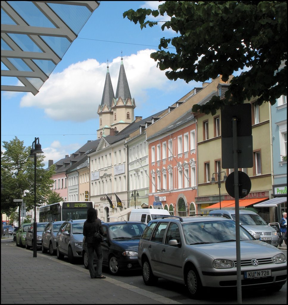 Blick in die Ludwigstraße mit der Michaeliskirche in Hof an der Saale