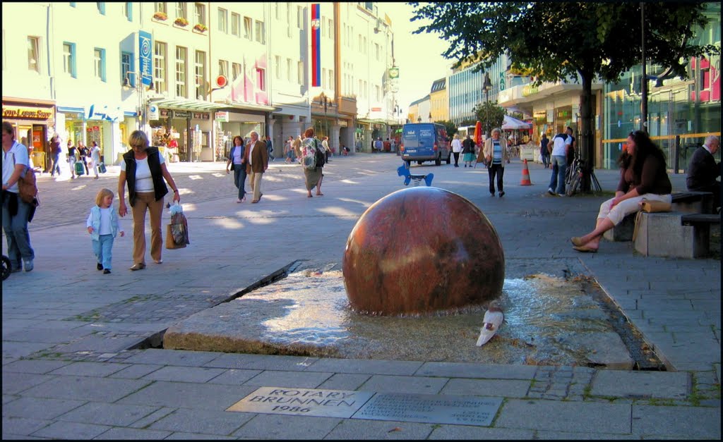 Kugelbrunnen oder auch Rotary Brunnen in der Hofer Altstadt im Regierungsbezirk Oberfranken