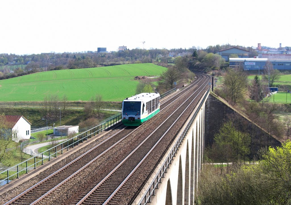 VT 39 der Vogtlandbahn auf dem Viadukt von Unterkotzau (10.04.2011)