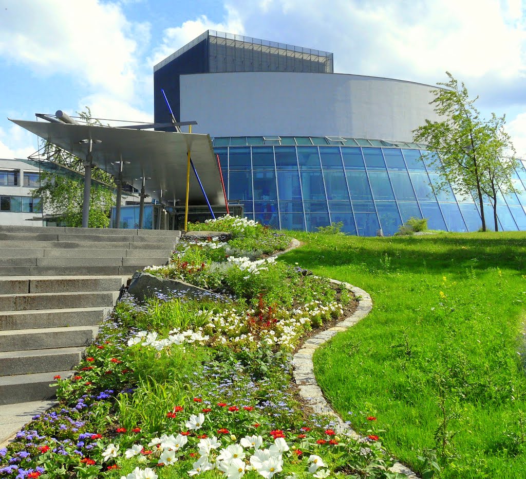 H.- Am Theater