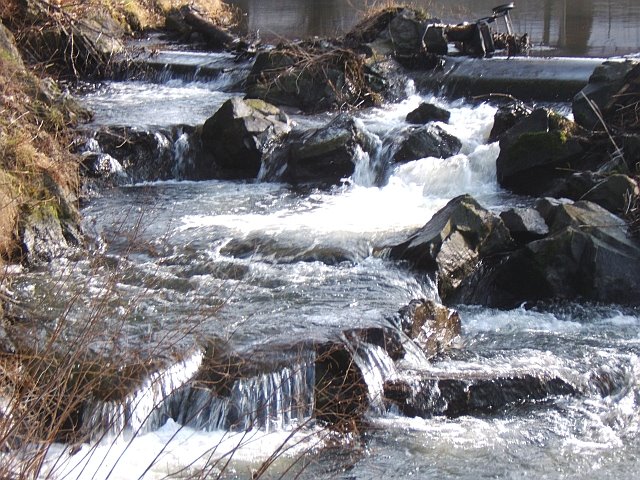 Hof, die Saale am Wehr Hallenbad