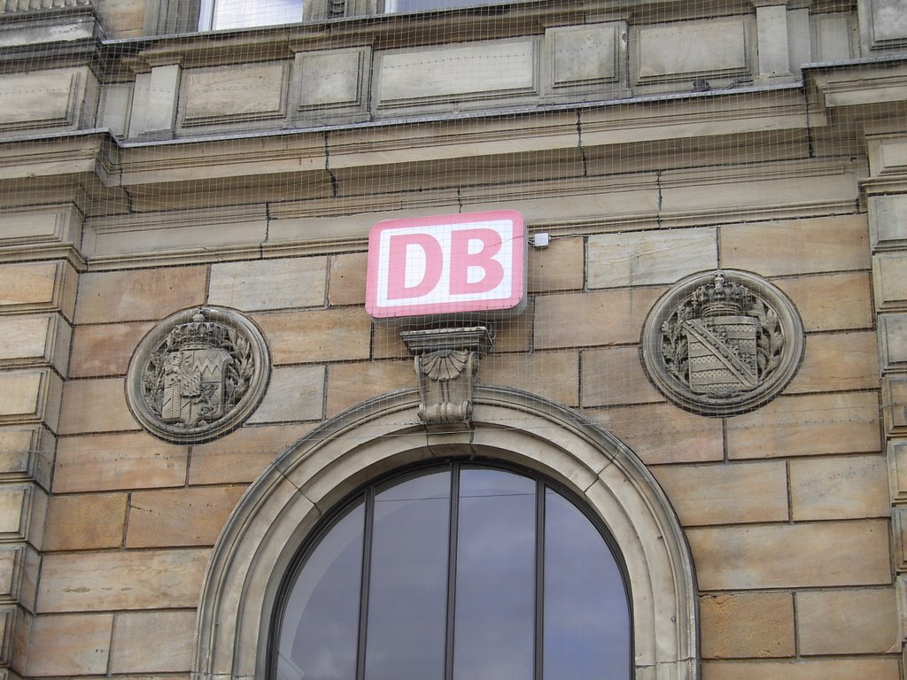 Hof: Hbf. das königl. bay. und sächs. Wappen am Empfangsgebäude