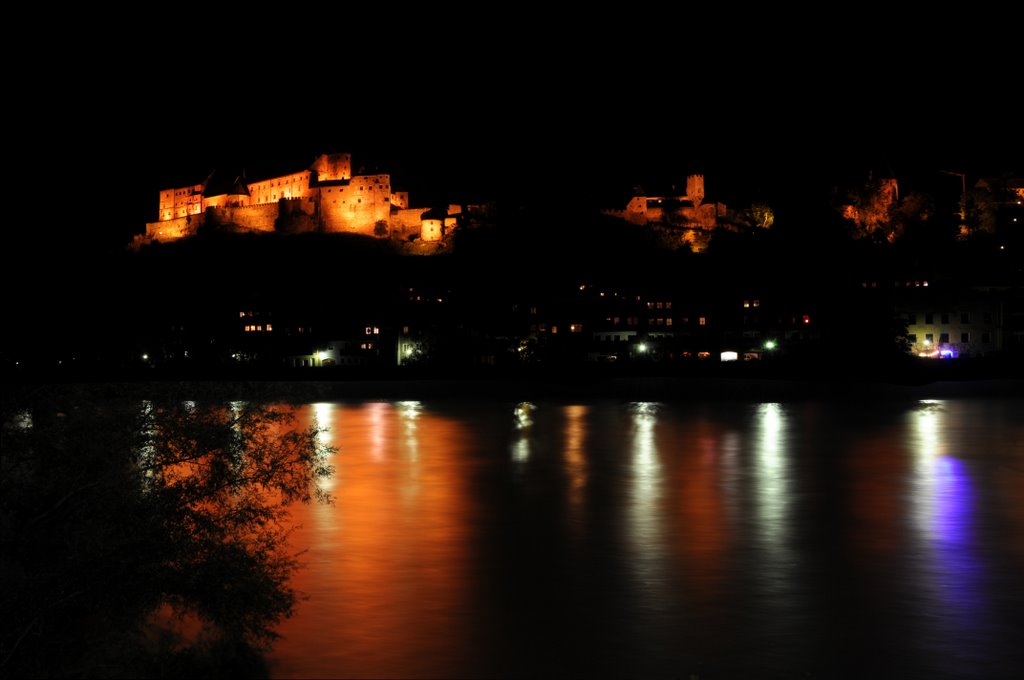 Burghausen, Burganlage mit Lichtreflex in der Salzach
