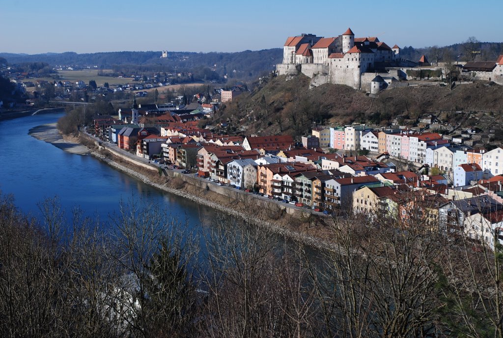 River Salzach with Castle and Old town of Burghausen / Am Salzachufer