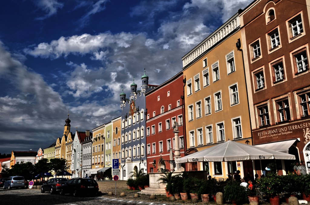 Burghausen: Häuserfront in der Hauptstraße der Altstadt