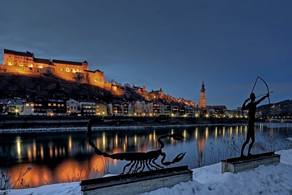 Altstadt mit Festung Burghausen in den Abendstunden