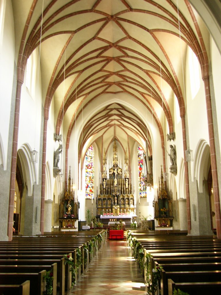 Burghausen St. Jakab church before a wedding