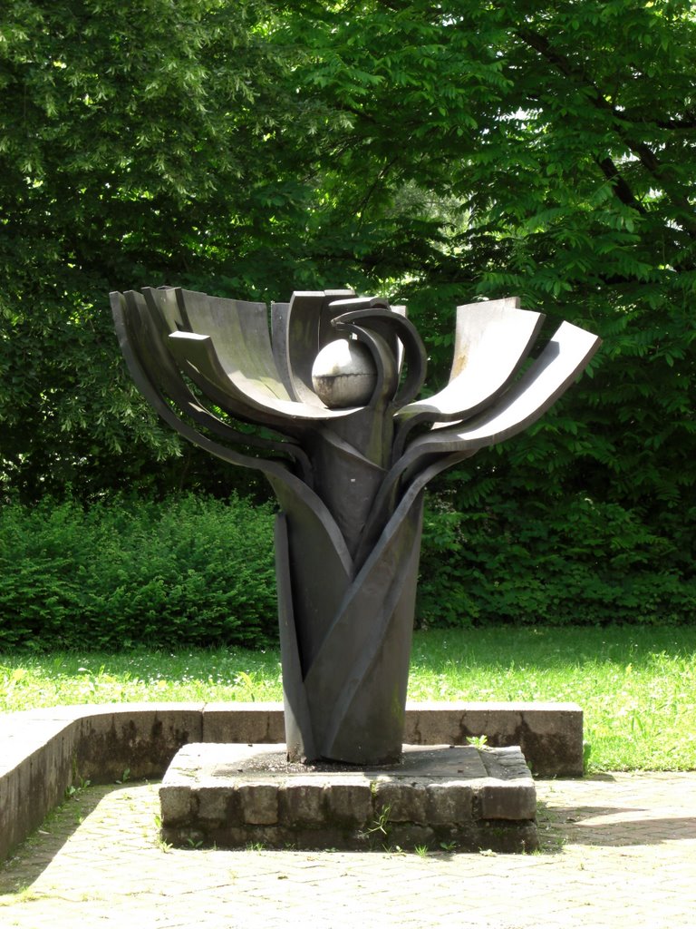 Skulptur an der staatlichen Berufsschule II in Rosenheim in Richtung W