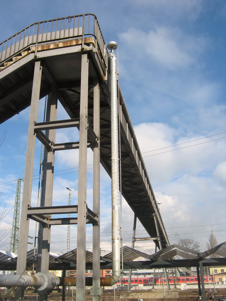 Alte Brücke über die Bahn