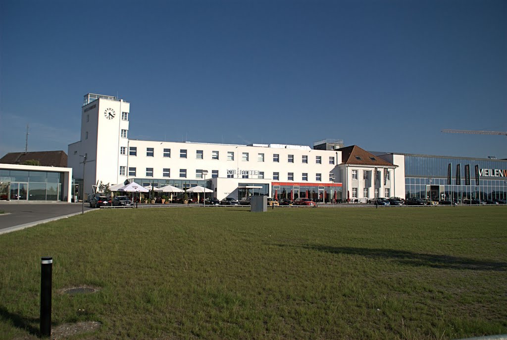 Flugfeld, V8 Hotel; Tower vom ehemaligen Flugplatz Böblingen