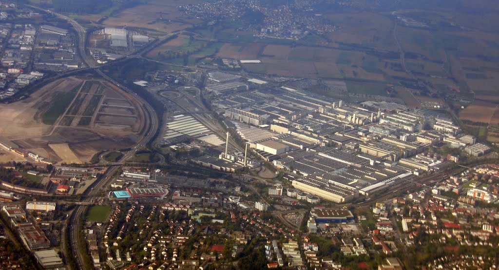 Blick auf das Flugfeld und  Mercedes Benz in Sindelfingen im Jahr 2004