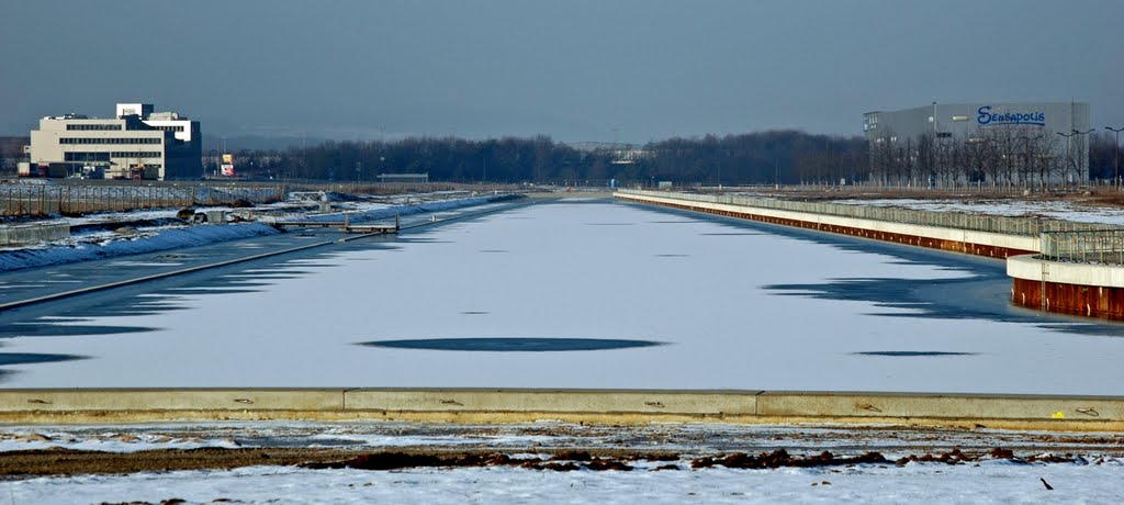 Langer See auf dem Flugfeld mit Plana und Sensapolis